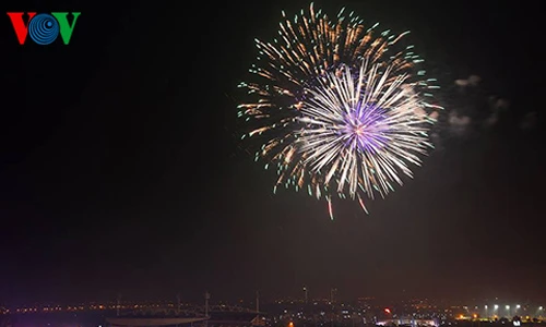 Hà Nội bắn pháo hoa nghệ thuật ở bãi giữa sông Hồng