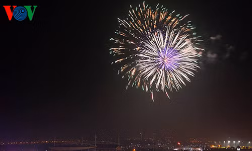 Hà Nội bắn pháo hoa nghệ thuật ở bãi giữa sông Hồng
