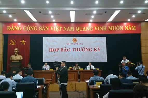 Danh tính 3 cán bộ Công thương bị kỷ luật vụ xe biển xanh đón người nhà Bộ trưởng