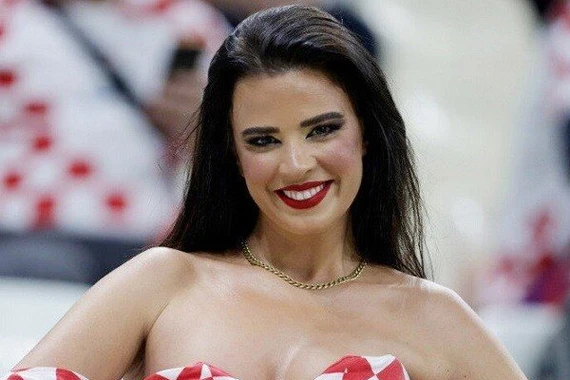 Sau World Cup, Ivana Knoll lại khiến dân mạng dậy sóng với món quà