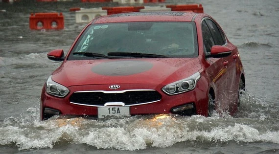Đường phố Hải Phòng, Quảng Ninh 'biến thành sông' sau mưa lớn