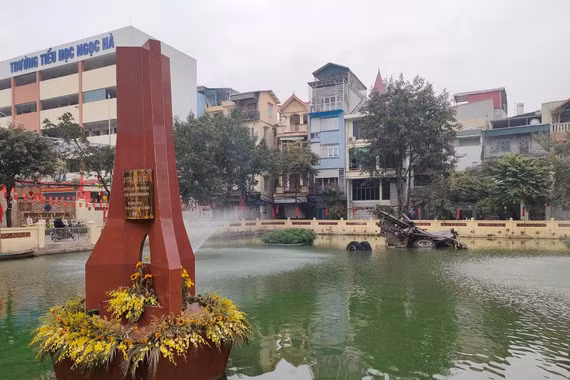 Cận cảnh “Pháo đài bay” B-52 dưới lòng hồ Hữu Tiệp ở Hà Nội