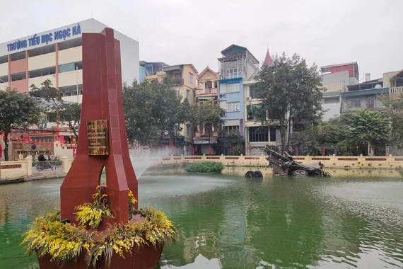 Cận cảnh “Pháo đài bay” B-52 dưới lòng hồ Hữu Tiệp ở Hà Nội