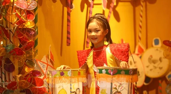 Tuổi thơ 'ùa về' với những mẫu đèn Trung thu cổ từ thời 'ông bà anh'