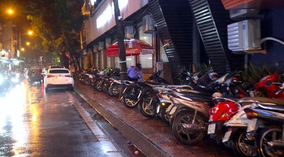 Nhiều vỉa hè 'nghẹt thở' do bị chiếm dụng làm nơi buôn bán, trông giữ xe