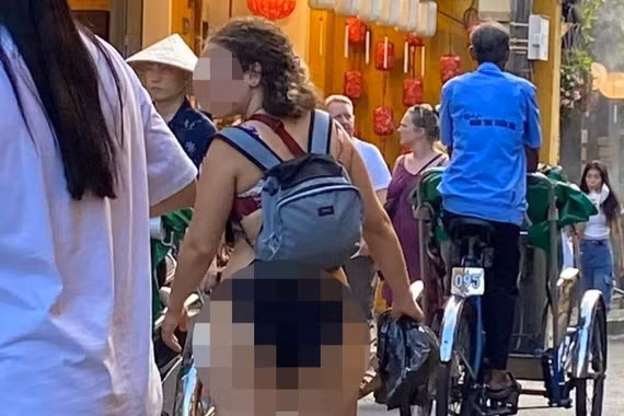 Nữ du khách mặc bikini vô tư đi dạo trong phố cổ Hội An
