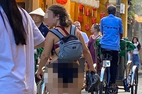 Nữ du khách mặc bikini vô tư đi dạo trong phố cổ Hội An