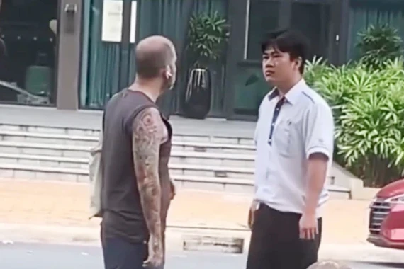 Tài xế taxi Vinasun sừng cồ khi bị khách nước ngoài nhắc nhở vứt rác bừa bãi 