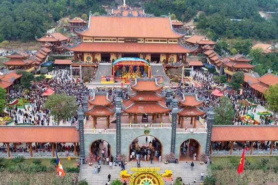 Chùa Ba Vàng lên tiếng về thông tin “không báo cáo tiền công đức”