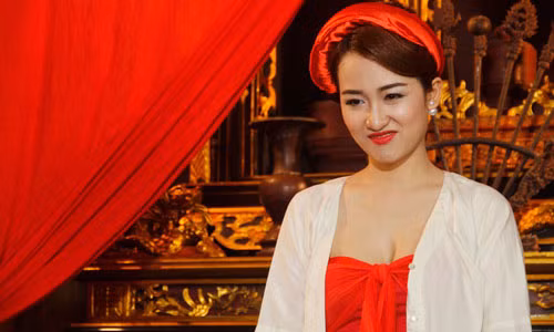 Trang Moon gợi cảm với vai vợ ba trong hài Tết 2016