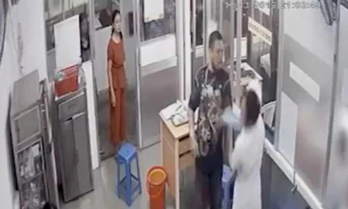 Đánh gãy xương hàm điều dưỡng: Nữ hộ sinh có tham gia kích động?