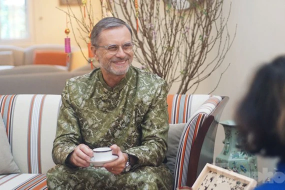 Đại sứ Pháp mặc áo dài, nói về Tết cổ truyền Việt Nam