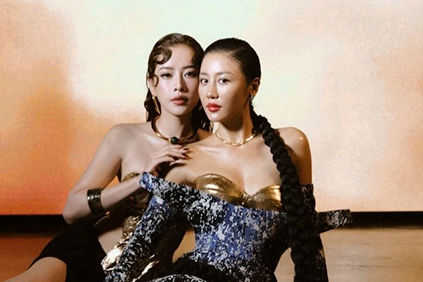 Văn Mai Hương - Chi Pu gợi cảm không kém cạnh nhau