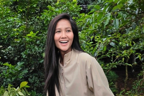 Hoa hậu H’hen Niê khoe vẻ tươi tắn tại quê nhà