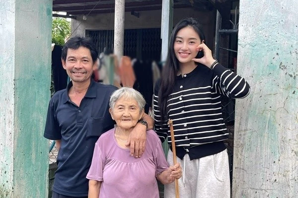 Hoa hậu Yến Nhi hạnh phúc gặp lại người thân khi về quê cứu trợ