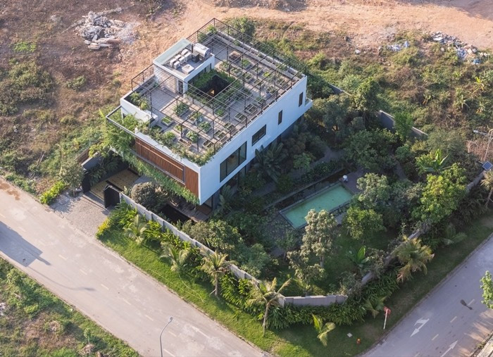 Tọa lạc trên khu đất rộng 1.000m2, Banh Chung House được tạo thành bằng cách kết hợp hai lô biệt thự chia nhỏ. Ảnh: Triệu Chiến