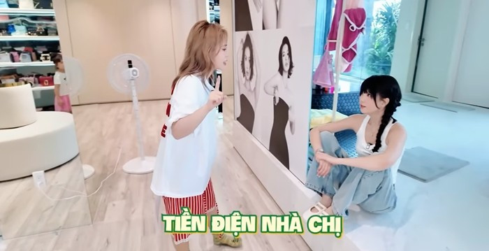 Mới đây, MisThy tung vlog đến thăm căn biệt thự 50 tỷ, rộng 800m2 tại TP HCM của Ngọc Trinh. Qua đó, Ngọc Trinh hé lộ mỗi tháng dùng hết khoảng 20 triệu tiền điện cho căn biệt thự. Ảnh chụp màn hình