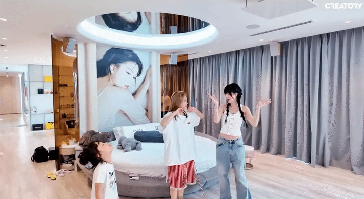 "Nữ hoàng nội y" vừa mới tân trang sửa sang lại căn biệt thự. Chỉ riêng không gian tầng 2, không gian riêng của Ngọc Trinh đủ khiến dân tình choáng váng về độ xa hoa. Ảnh chụp màn hình