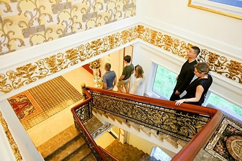 Toàn bộ nội thất trong biệt thự đều là hàng nhập khẩu hoặc đặt làm riêng, theo phong cách hoàng gia. Ảnh: Facebook