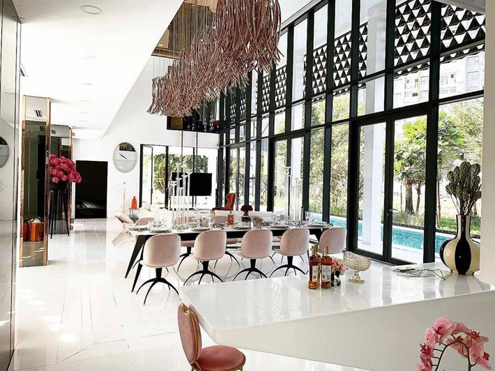 Trước đó, Ngọc Trinh từng hé lộ không gian phòng khách rộng rãi với nội thất sang trọng. Ảnh: FBNV