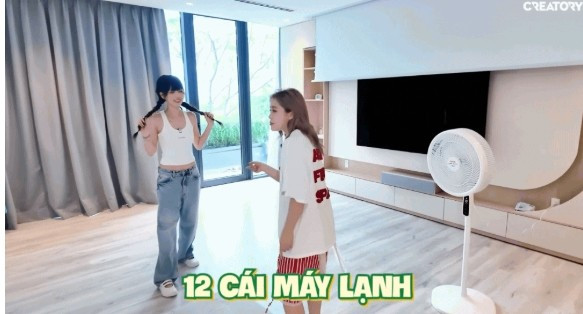 Phòng ngủ của Ngọc Trinh rộng tới 250m2, trong phòng có tổng cộng 12 chiếc điều hòa, ngoài ra còn có quạt. Ảnh chụp màn hình