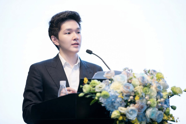 Nhiều người bất ngờ khi biết tuổi thật của Eric Tse và đều khen cậu trẻ hơn tuổi. Ảnh: Sino Biopharm