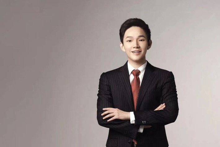 Sau nhiều năm, thiếu gia tập đoàn dược ngày càng chững chạc và đảm nhiệm vị trí quan trọng của doanh nghiệp. Ảnh: Sino Biopharm