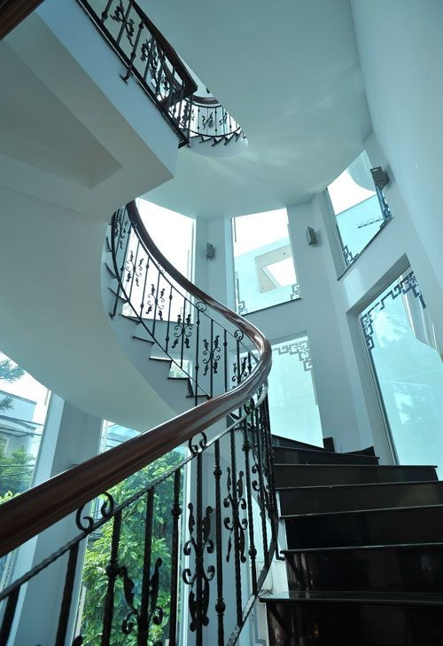 Cầu thang thiết kế nhiều ô cửa kính, tạo cảm giác thoáng đãng, gần gũi với thiên nhiên. Ảnh: Internet