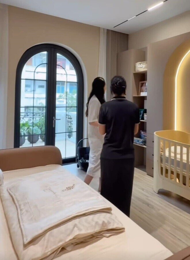 Cây xanh được "MC xinh nhất VTV" bố trí gọn gàng ở ban công, tạo không gian xanh mát. Ảnh: FBNV