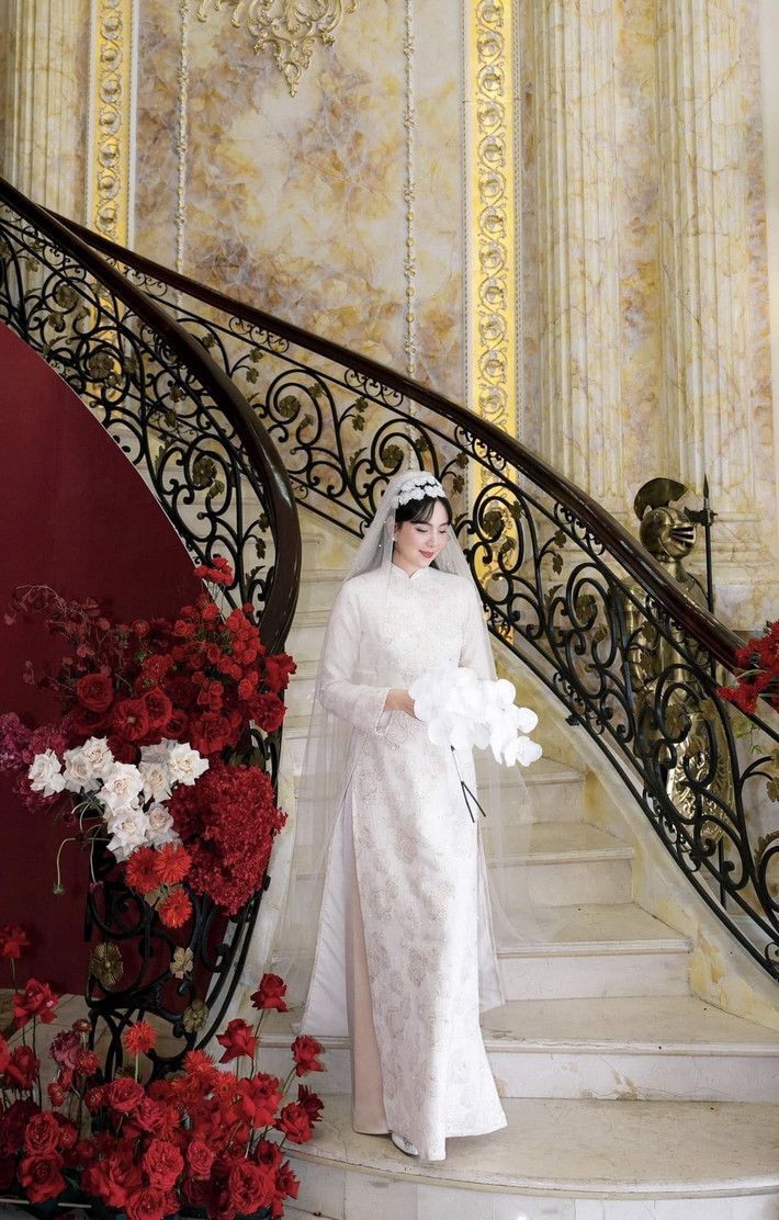 Trước đó, MC Mai Ngọc từng hé lộ cơ ngơi nhà chồng thiếu gia là căn biệt thự trắng nguy nga như trong truyện cổ tích. Ảnh: FBNV >>> Mời độc giả xem video: Hà Nội kiểm tra hơn 1.000 căn biệt thự cũ. Nguồn: VTV24
