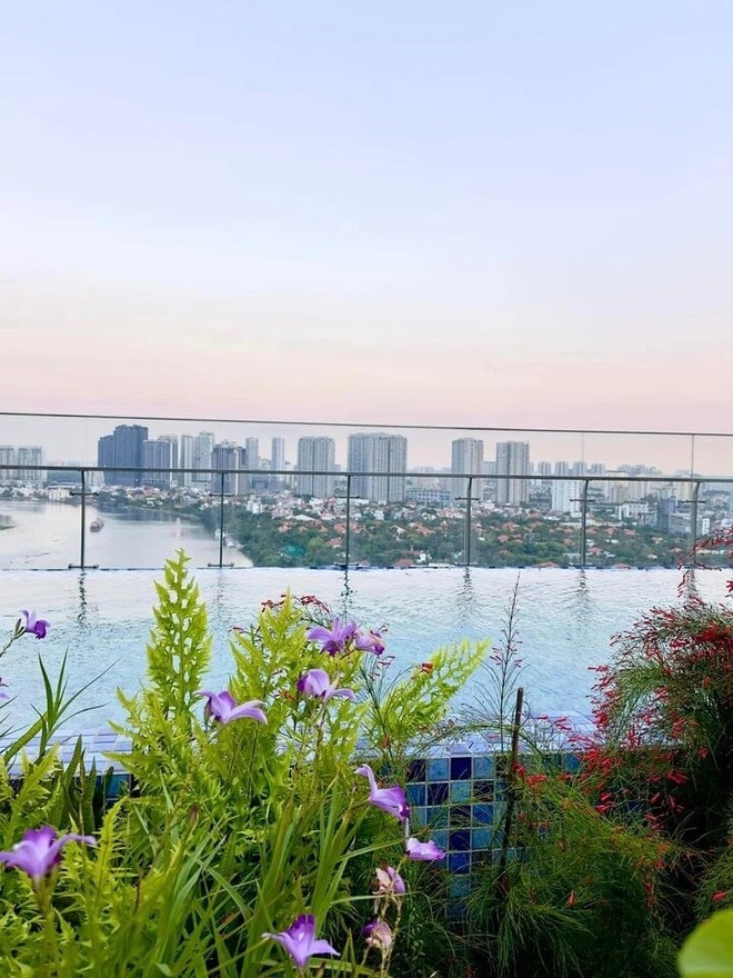 Trước đó, nữ ca sĩ sống trong một penthouse khác ở TP HCM có view nhìn ra sông Sài Gòn. Ảnh: FBNV