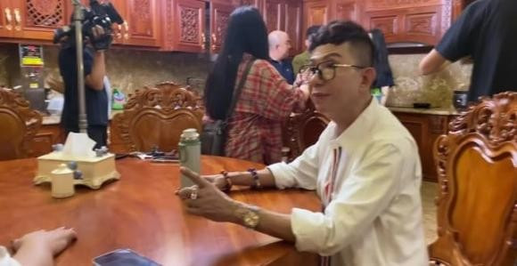 Nội thất trong nhà đa phần là đồ gỗ nguyên khối, điêu khắc công phu. Ảnh chụp màn hình
