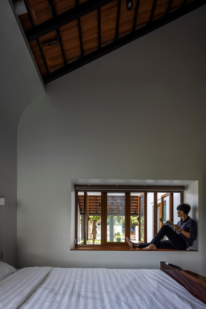 Hai phòng ngủ con (ít sử dụng) được đưa về cuối nhà kết nối cánh đồng qua hàng hiên trước phòng, tạo cảm giác nông thôn thanh bình. Ảnh: Hiroyuki Oki