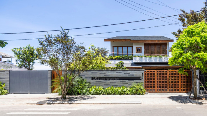 OM House là biệt thự dành cho gia đình 4 người tọa lạc tại một khu vực đô thị có mật độ nhà cao, tiếp giáp với những xa lộ bụi bặm và ồn ào ở Việt Nam. Ảnh: Hiroyuki OKI