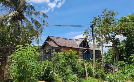 Ngôi nhà bằng đá nhìn từ bên ngoài. Ảnh: FB Lê Hữu Toàn