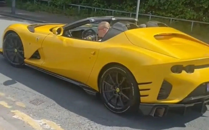 Hồi tháng 5, tiền đạo này cũng gây chú ý khi lái chiếc Ferrari 812 Superfast màu vàng với giá 320.000 bảng. Ảnh: Supercar Blondie