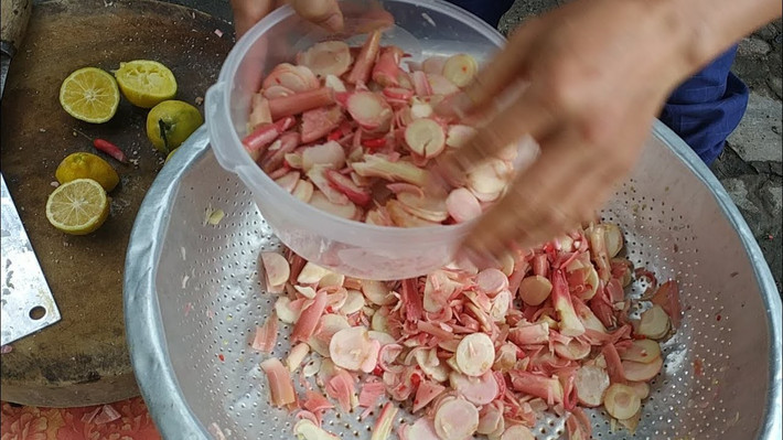 Trong các bữa tiệc truyền thống của người dân vùng cao, mầm thảo quả được thái lát mỏng, ướp cùng thịt lợn bản hoặc gà đen, sau đó nướng trên than hồng. Ảnh: YouTube