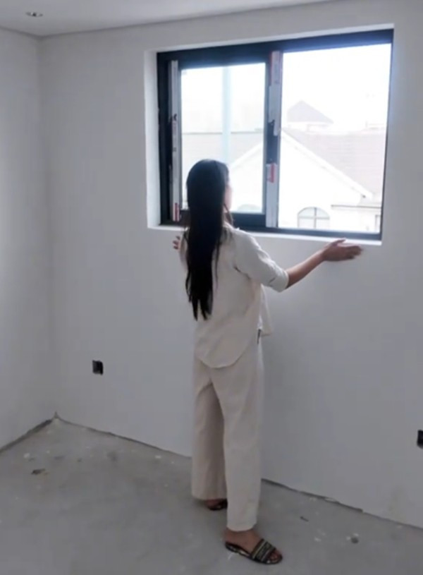 Tầng tum gồm phòng thờ, phòng giặt, phòng làm việc và một phòng ngủ phụ dành cho khách. Ảnh: TikTok Nhân vật