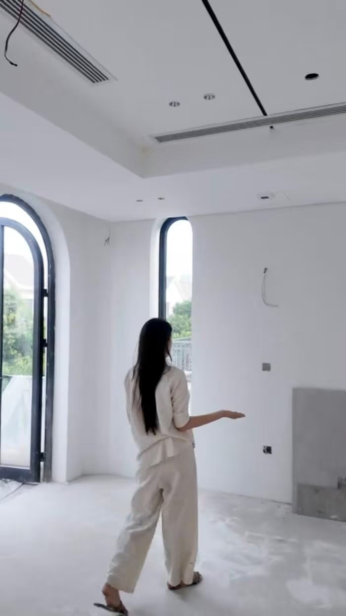 Cặp đôi cho thiết kế giếng trời cùng hệ thống cửa kính, cửa sổ dày đặc để đón gió và ánh nắng. Ảnh: TikTok Nhân vật