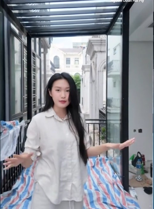 Nhà mới của vợ chồng Đoàn Văn Hậu - Doãn Hải My thiết kế theo hướng hiện đại, tối giản và không yêu cầu quá nhiều chi tiết rườm rà. Ảnh: TikTok Nhân vật