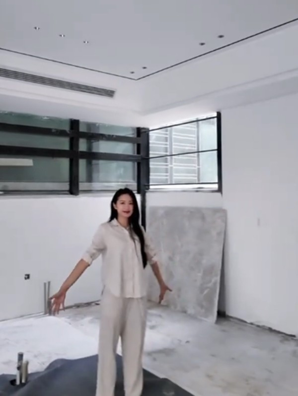 Tầng ba là không gian riêng tư của vợ chồng cô, bao gồm phòng ngủ lớn, phòng thay đồ và phòng tắm tiện nghi. Ảnh: TikTok Nhân vật
