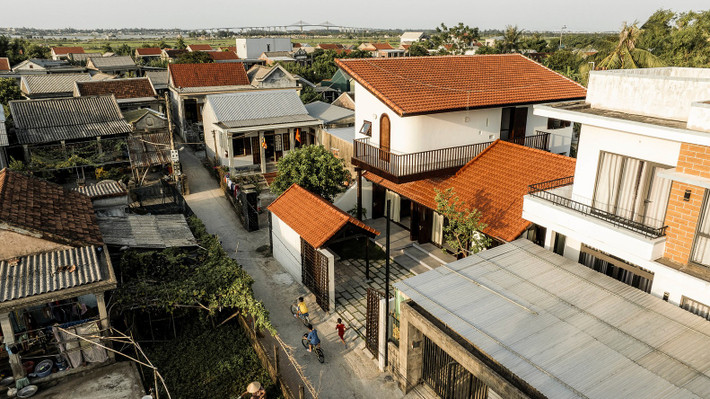 Từ những thách thức này, kiến trúc sư tìm kiếm một thiết kế giữ được tinh thần của ngôi nhà ba gian, hai chái đồng thời điều chỉnh cho phù hợp với nhu cầu hiện tại: đơn giản, tiết kiệm chi phí và có thể mở rộng cho nhà ở nông thôn trên khắp Việt Nam. Ảnh: Nguyen Dang Hieu