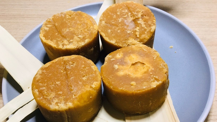 Quả thốt nốt cũng được sử dụng để chế biến đường thốt nốt - loại sản phẩm nổi tiếng mang giá trị kinh tế cao, giá từ 60.000 - 70.000 đồng/kg. Ảnh: Facebook
