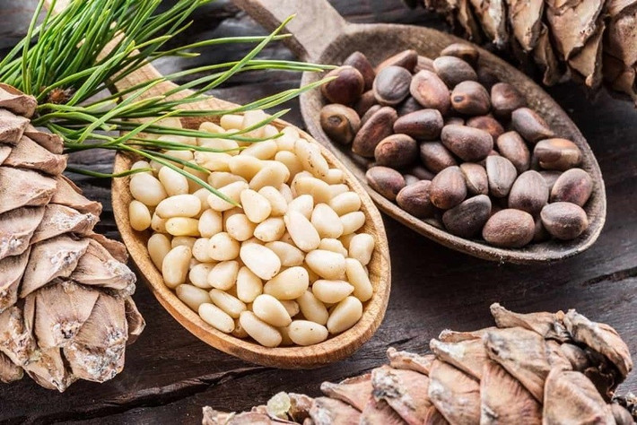 Tại Việt Nam, hạt thông được bán tại các chợ, cửa hàng chuyên bán thực phẩm khô, cửa hàng bán nguyên liệu làm bánh, sàn thương mại điện tử. Ảnh: Internet