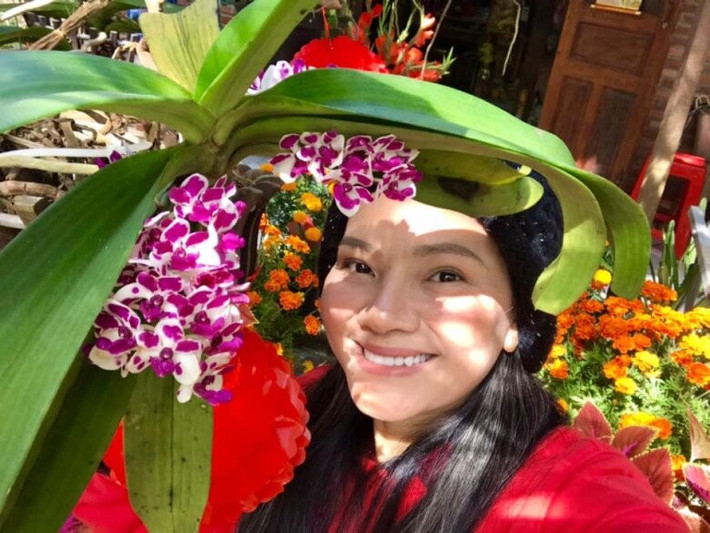 Mỗi sáng, Kiều Trinh đều chào hỏi từng cây trong vườn. Ảnh: FB Nguyễn Kiều Trinh