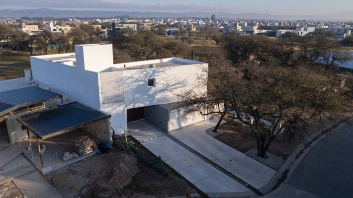 Nằm ở ngoại ô Córdoba (Argentina), ngôi nhà được xây trên nền đất có nhiều cây bản địa giá trị sinh thái cao. Yêu cầu của gia chủ là tạo không gian tôn trọng hệ sinh thái, khuyến khích các hoạt động tụ họp nhưng vẫn đảm bảo riêng tư. Ảnh: Amazingarchitecture