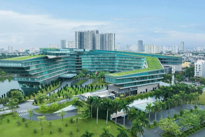 Khách sạn mang thiết kế độc đáo, lấy cảm hứng từ hình tượng "con Rồng huyền thoại" trong văn hóa Việt Nam, kết hợp phong cách hiện đại. Ảnh: Booking