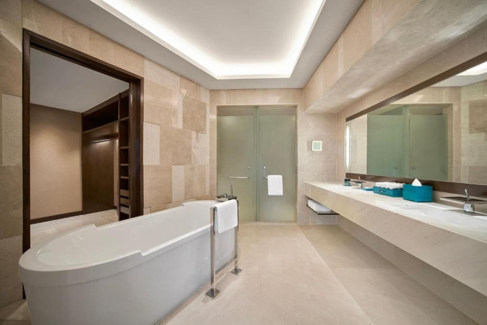 Phòng tắm xa hoa bên trong khách sạn. Ảnh: Booking