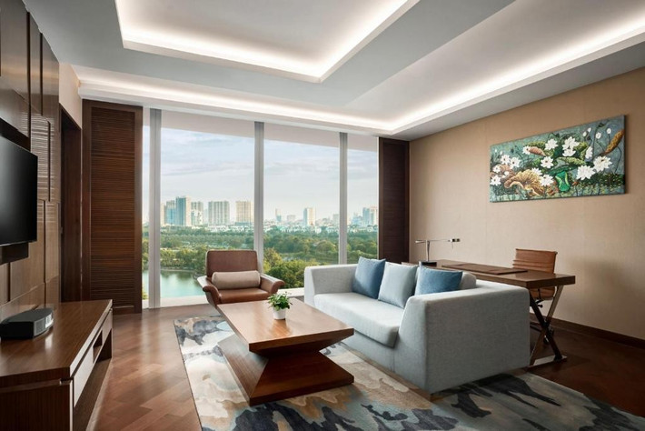 Phòng Tổng thống của JW Marriott Hanoi nằm tại tầng 5, có một giường cỡ King với tầm nhìn hướng hồ nước xanh mát trước khách sạn. Ảnh: Booking
