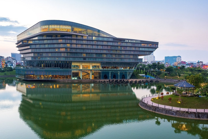 Khách sạn JW Marriott Hanoi có nhiều mảng xanh như bãi cỏ trước khách sạn và hồ nước xanh mát. Ảnh: Chudu24